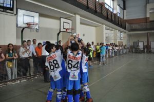 Los prebenjamines del CHP Cájar con su trofeo